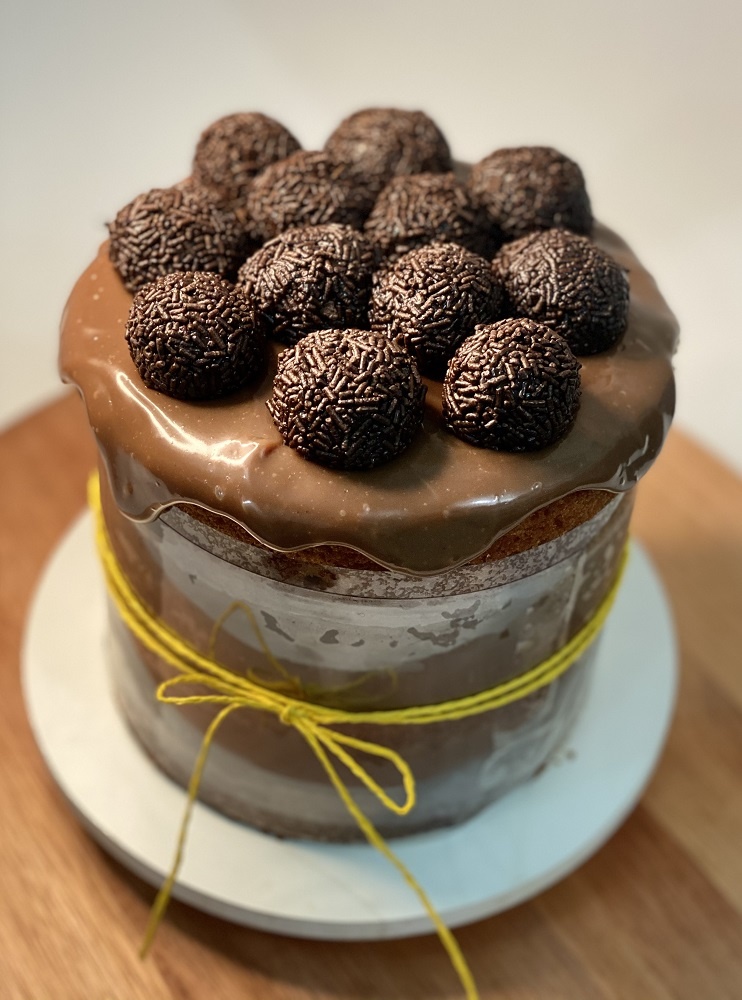 Naked Cake de Cenoura com Brigadeiro