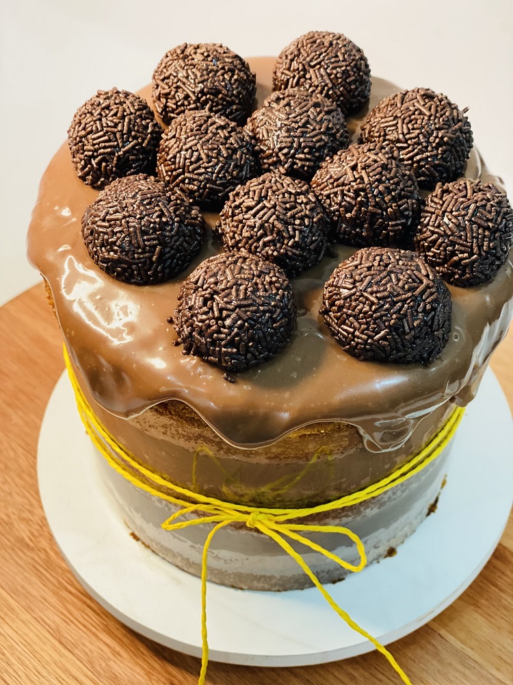 Naked Cake de Cenoura com Brigadeiro