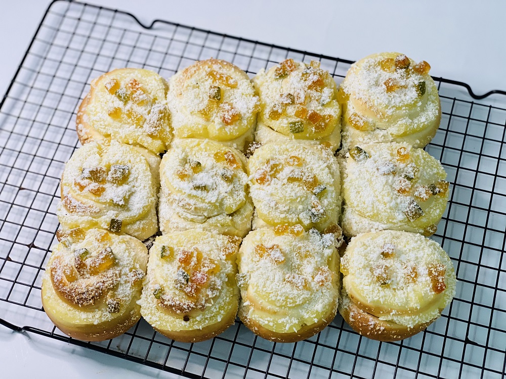 Pão Doce Mini de Creme, Frutas e Coco com 6un