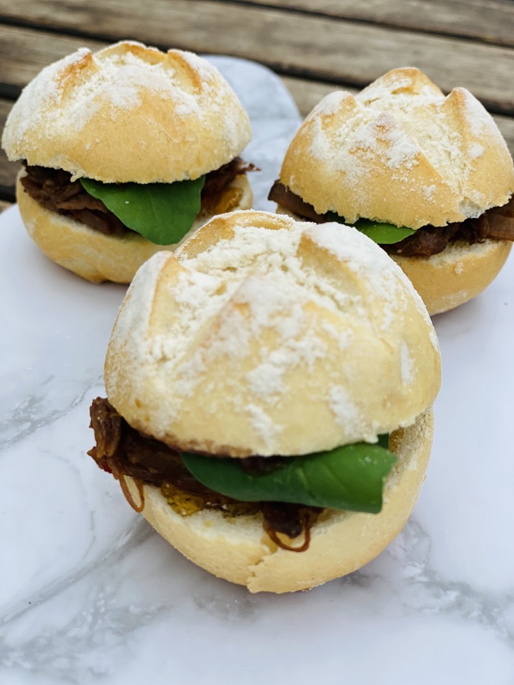 Mini Sanduíche na Sacadura de Costela Bovina com Geléia de Pimenta e Brotos com 30 un