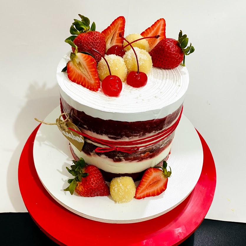 Naked Cake de Red Velvet com Cheesecake, Geléia de Morango e Frutas Vermelhas