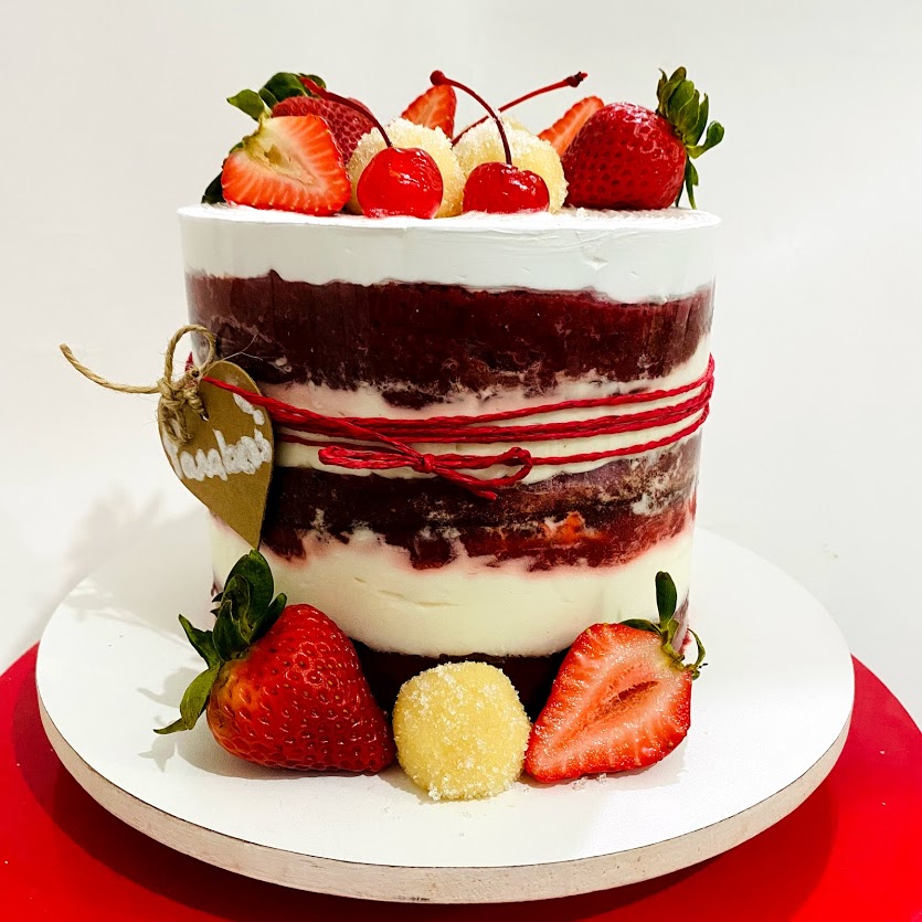 Naked Cake de Red Velvet com Cheesecake, Geléia de Morango e Frutas Vermelhas