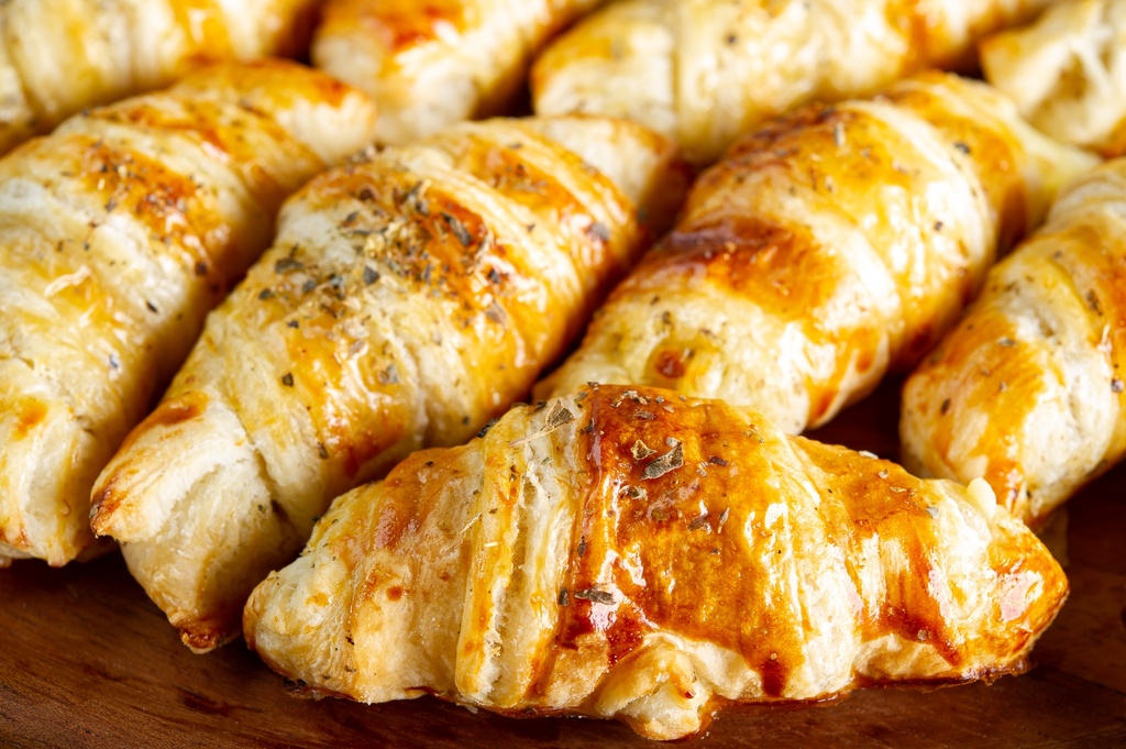 Mini Croissant Folheado de Queijo Minas e Orégano c/ 6un