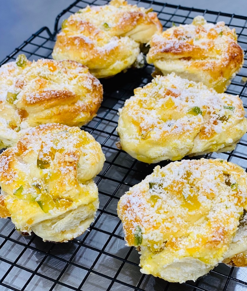 Pão Doce Mini de Creme, Frutas e Coco com 6un