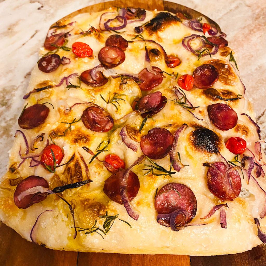 Focaccia de Calabresa com cebola Roxa e Tomate Cereja