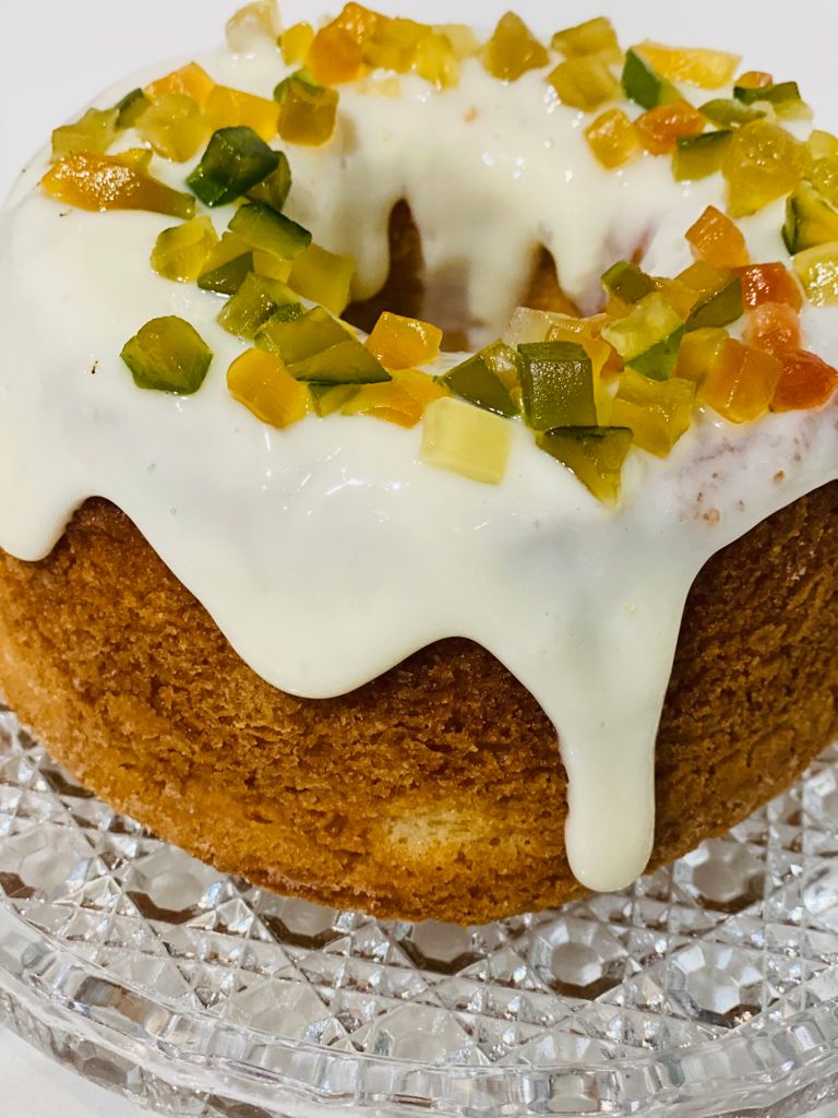 Bolo de Baunilha com cobertura marmorizada e frutas cristalizadas