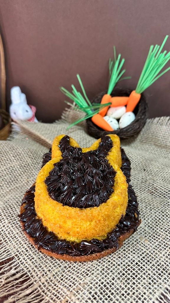 BOLO DE CENOURA FORMATO COELHO COM GANACHE