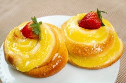 [1685] Pão Doce Forró de Morango