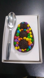 Ovo de colher com brigadeiro e confete